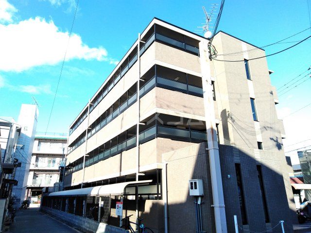 京都市右京区西京極三反田町のマンションの建物外観