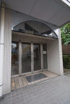 【横浜市神奈川区六角橋のマンションのエントランス】