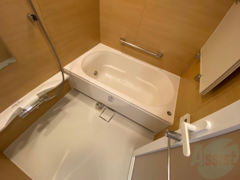 バス・シャワールーム　バスルームは狭すぎず、シャワーも浴びやすそうです。