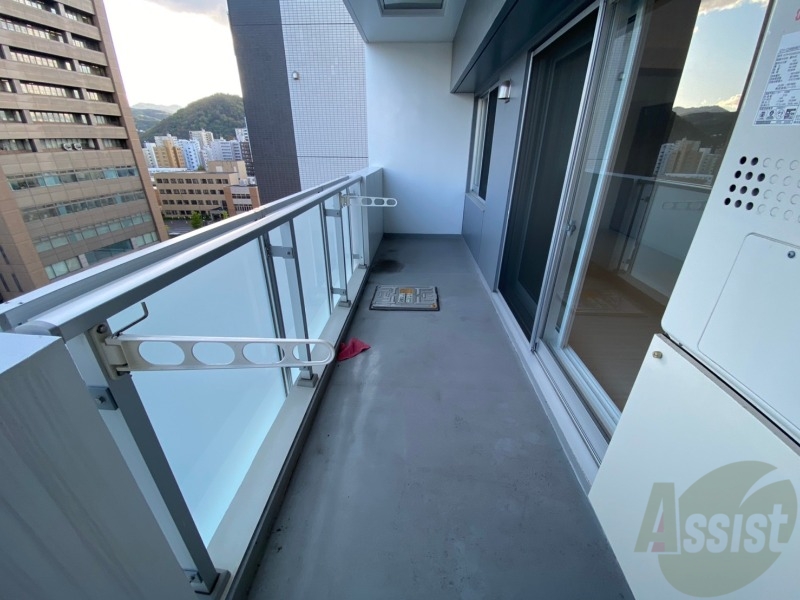 バルコニー　バルコニーは幅があり、広い印象を受けました。