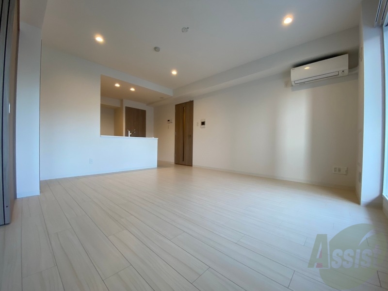 居室・リビング　白さが清潔感を出してくれます。お部屋も明るいですね。