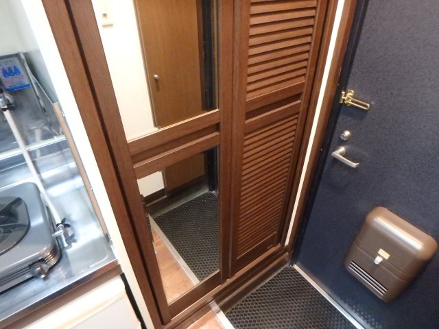 バルコニー　玄関に広い収納です