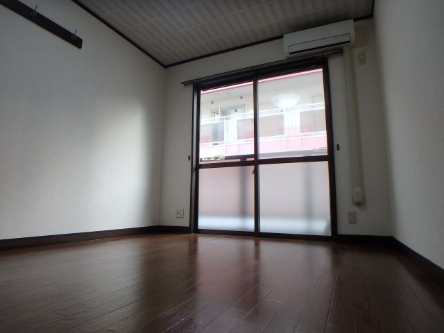 居室・リビング　こちらの居間で趣味の時間をお楽しみください