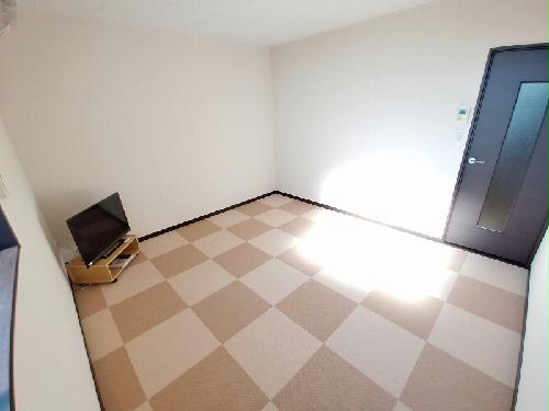 居室・リビング　居室：1階フローリング、2階カーペット