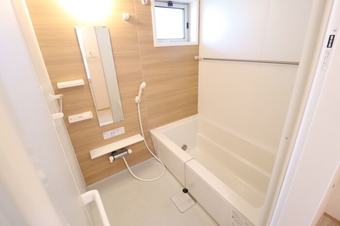 バス・シャワールーム　追い焚き給湯式浴室（小窓・浴室換気乾燥機付）