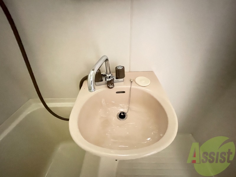 洗面設備　洗面台は浴室にあるのでお手入れが楽々です。