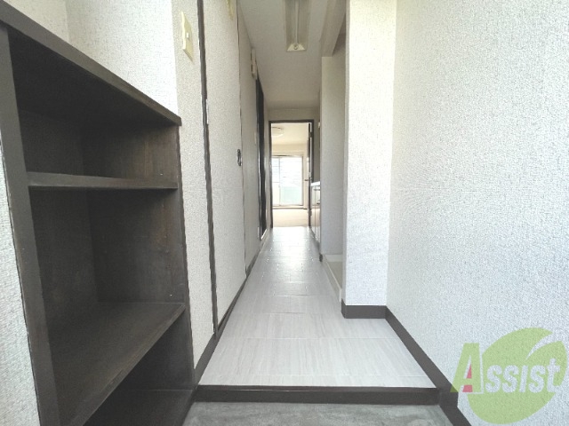 玄関　玄関からの撮影です。白が基調されています。