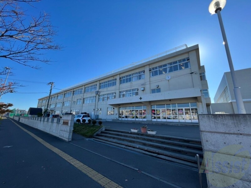 中学校　札幌市立札苗北中学校（中学校）まで739m