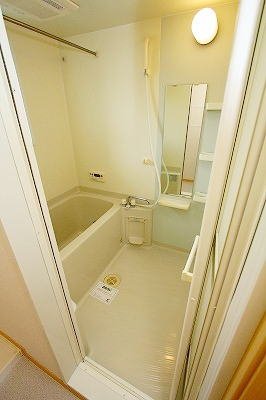 バス・シャワールーム　コンパクトで使いやすいお風呂です