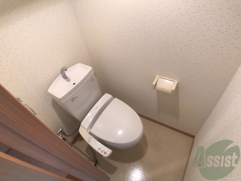 トイレ　嬉しいウォシュレット機能付きです。シャワートイレは便利です。