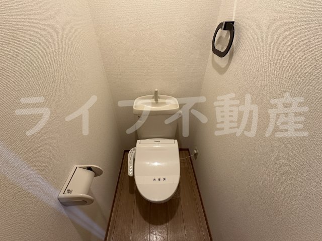 トイレ　落ち着いた色調のトイレです