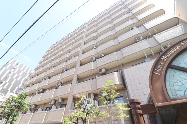 建物外観　阪急春日野道駅まで徒歩２分、阪神春日野道駅まで徒歩５分。