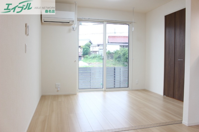 居室・リビング　同物件別部屋のお写真です。