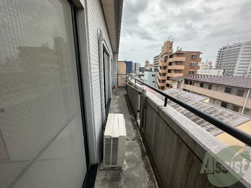 バルコニー　バルコニー。洗濯物がはかどりそうな広さがありますよ。