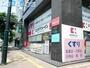 ドラックストア　ココカラファイン万代店（ドラッグストア）まで151m