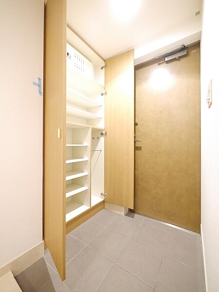 玄関　※別部屋の参考写真です。