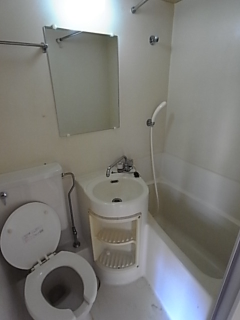 バス・シャワールーム　トイレとお風呂が一緒だとお掃除も便利ですよ