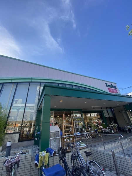 スーパー　ラッキー忍ヶ丘駅前店（スーパー）まで440m