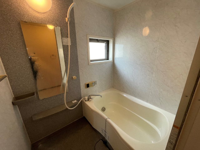 バス・シャワールーム　窓付きの浴室