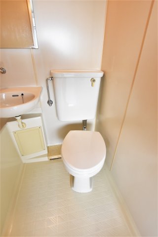 トイレ　同物件、別号室の参考写真です。