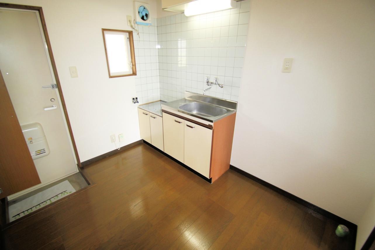 キッチン　キッチンは窓付き