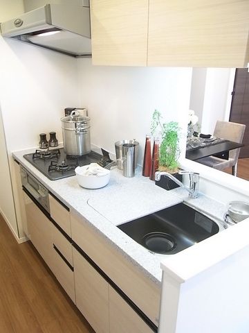 キッチン　★ガス３口グリル付きシステムキッチン★　モデルルーム