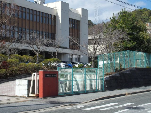 中学校　三原市立宮浦中学校（中学校）まで577m