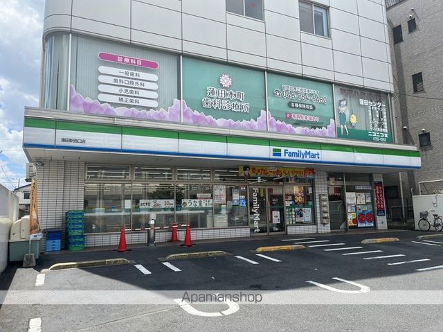 コンビニ　ファミリーマート蓮田駅西口店（コンビニ）まで527m