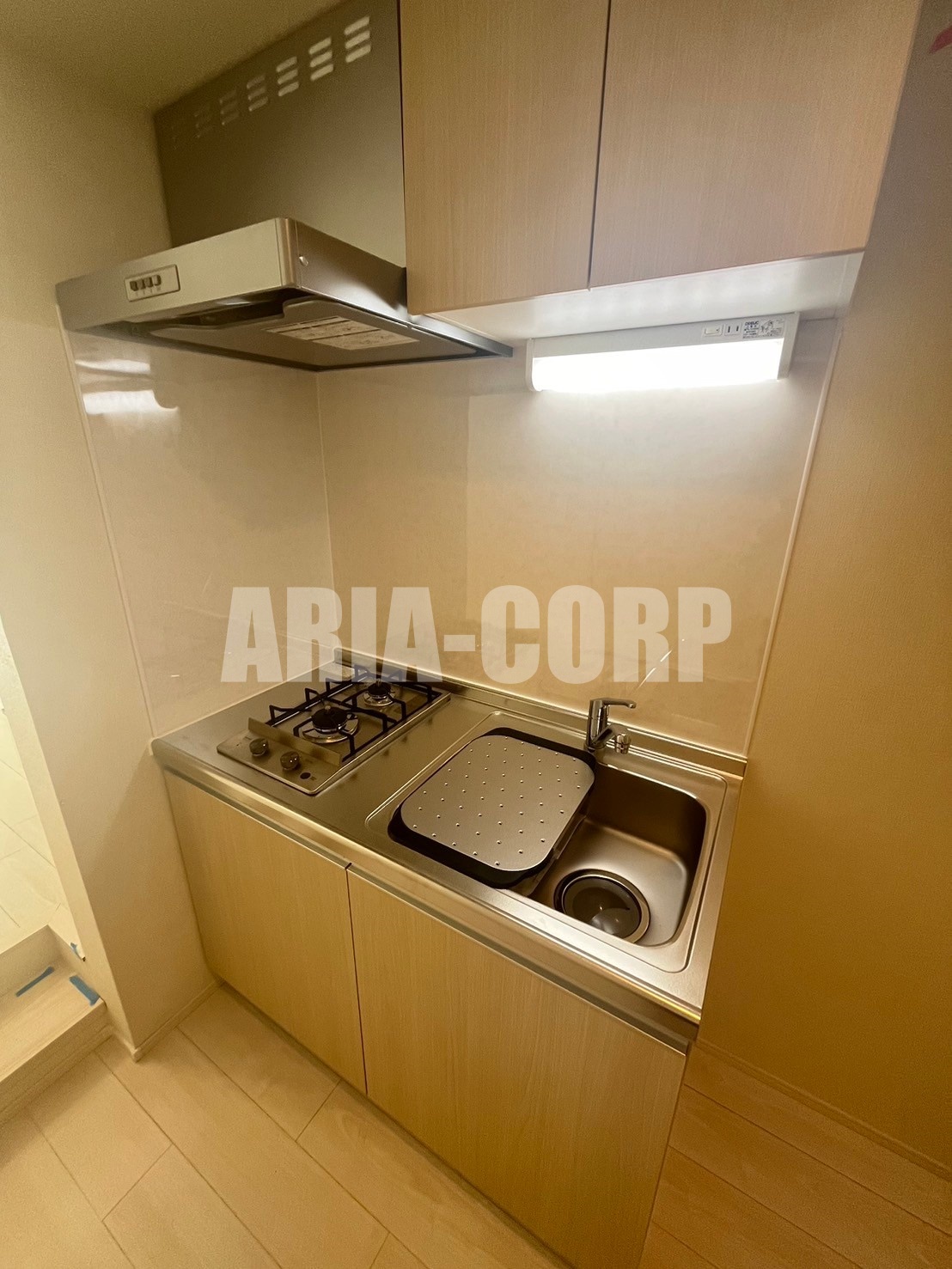 キッチン　人気の２口コンロ、お料理や洗い物時に役立つ補助プレート付です