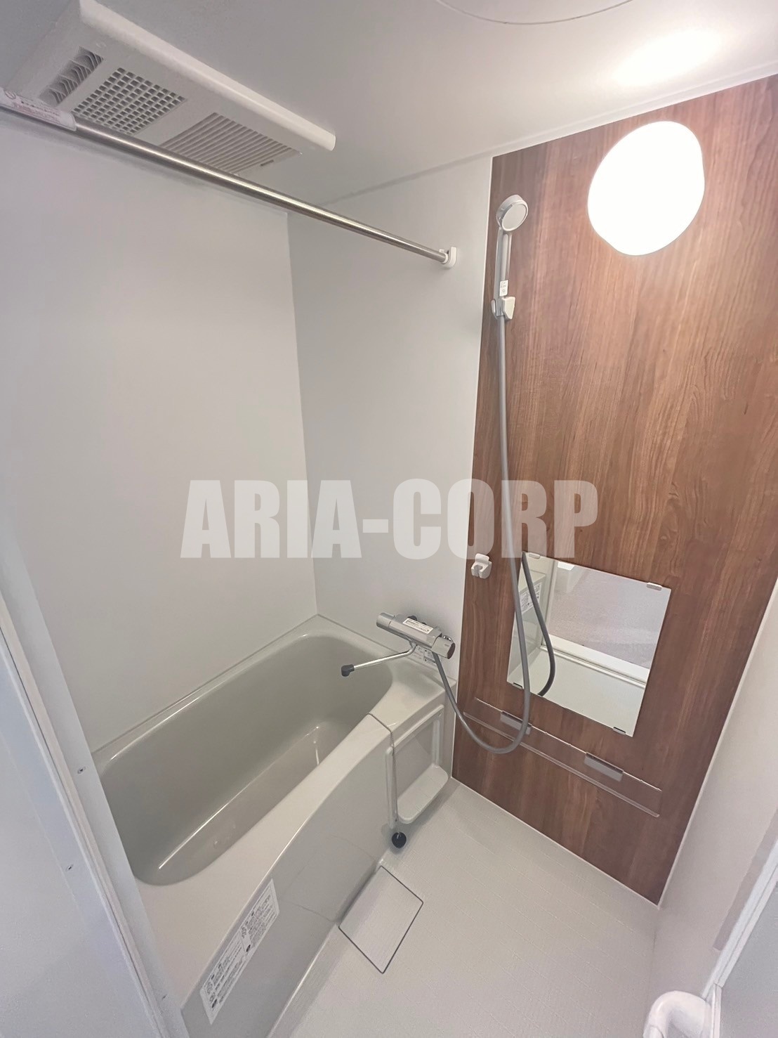 バス・シャワールーム　浴室乾燥機付き。カラーパネル採用でお洒落なバスルームです。