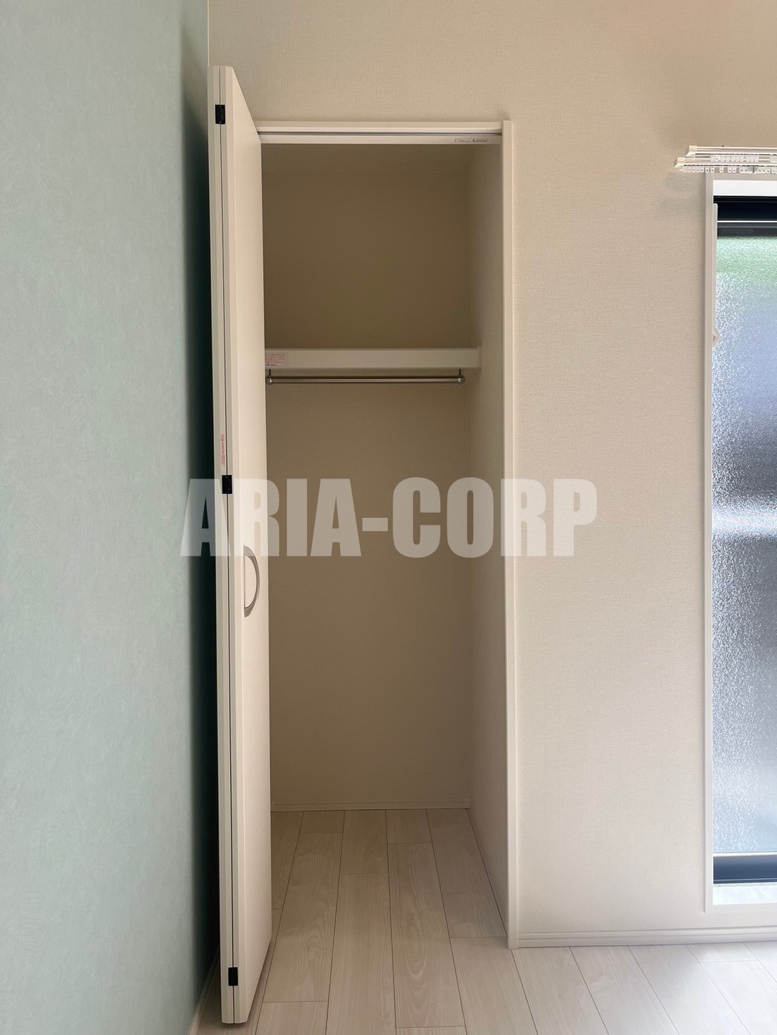 収納　クローゼット。上部には便利な棚がございます！