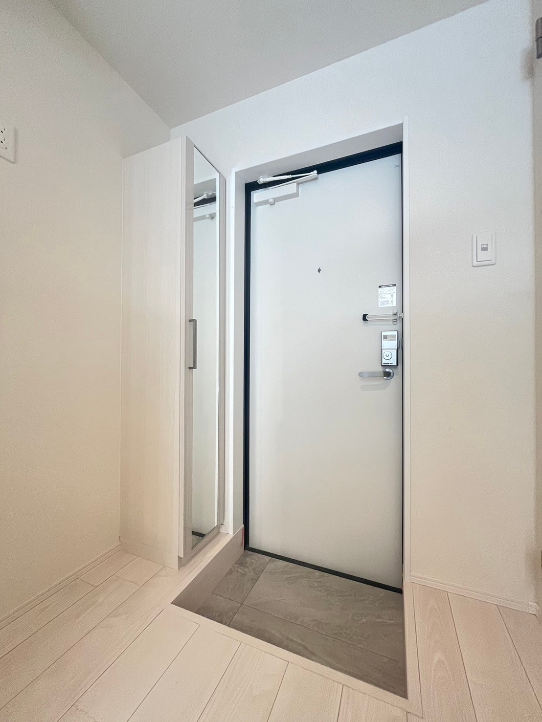 玄関　姿見付シューズボックス付きの玄関♪