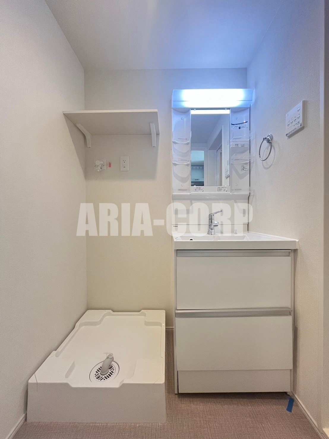 洗面設備　独立洗面台。シャワーヘッドタイプで洗髪や手入れに◎です