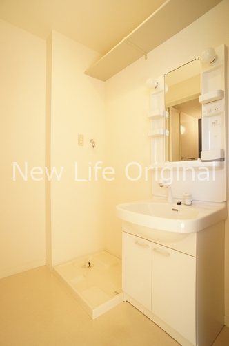 洗面設備　朝の忙しい時間に便利な独立洗面台。