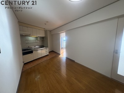 居室・リビング　床色が落ち着いた色合いで、とてもきれいです。