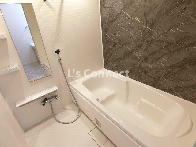 バス・シャワールーム　足を伸ばして入れる１坪浴室。追焚き、浴室乾燥付き。