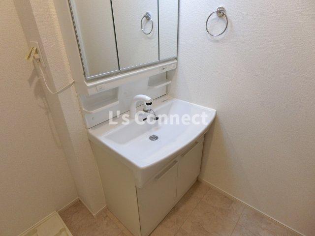 洗面設備　朝の支度もスムーズな独立洗面台。