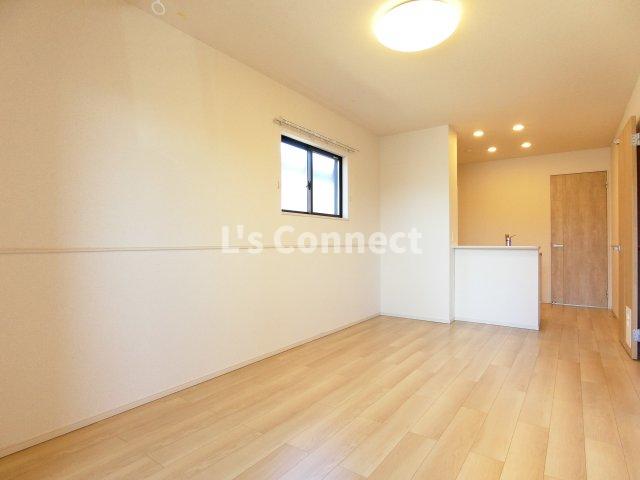 居室・リビング　角部屋で２面に窓があります。