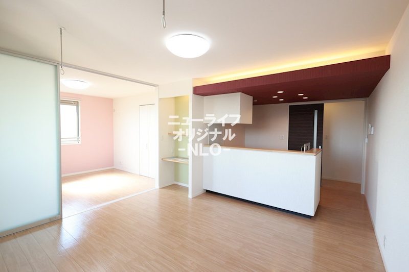 居室・リビング　対面キッチンのあるリビングで、会話が弾みそうです♪