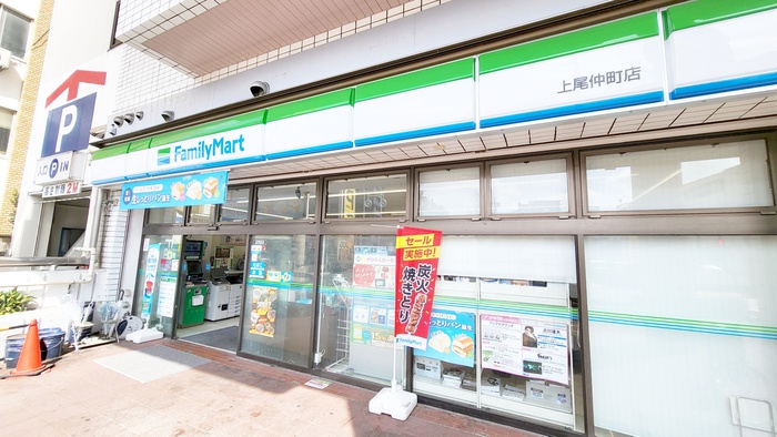 コンビニ　ファミリーマート（コンビニ）まで527m