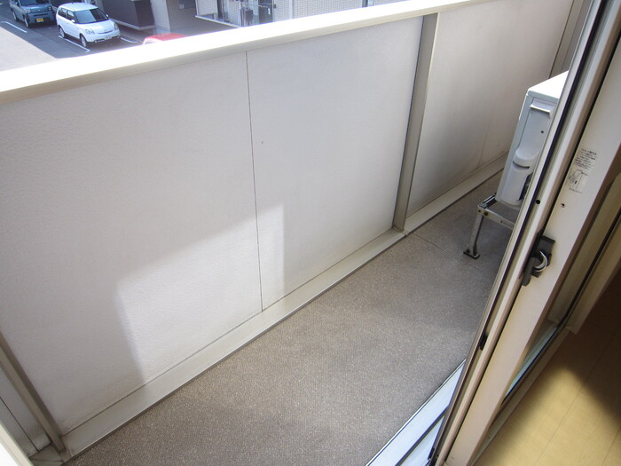 バルコニー　暖かな日差しのふりそそぐバルコニー