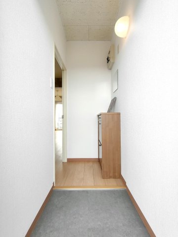 玄関　玄関スペースにはシューズボックス設置