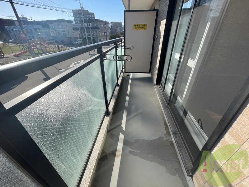 バルコニー　バルコニーは幅があり、広い印象を受けました。