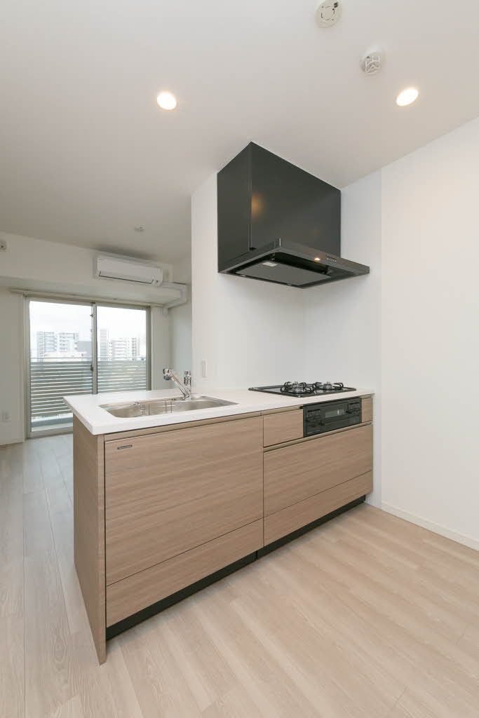 キッチン　３口ガスコンロ付システムキッチン／収納はオールスライド仕様…