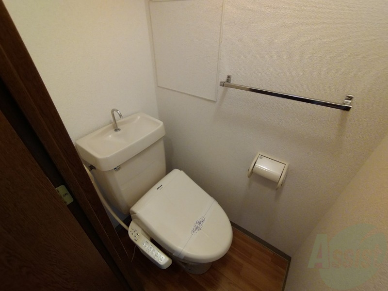 トイレ　トイレです。タオル掛けもついて便利ですね。