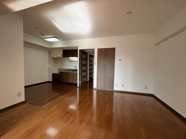 居室・リビング　明るいリビングダイニング