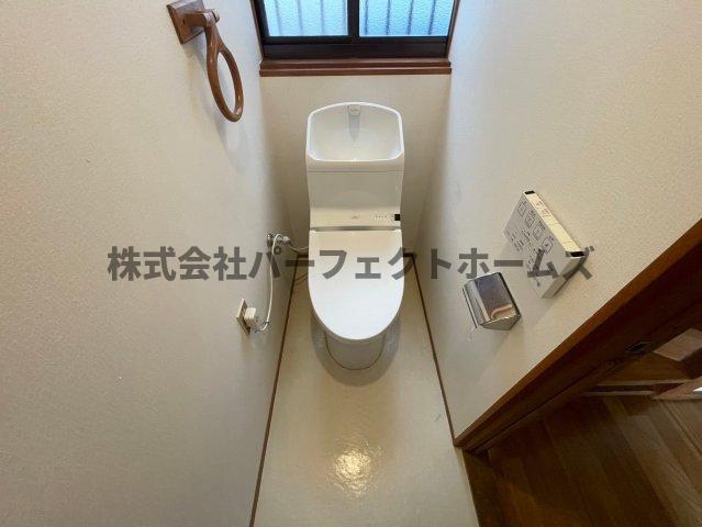 トイレ　落ち着いた色調のトイレです