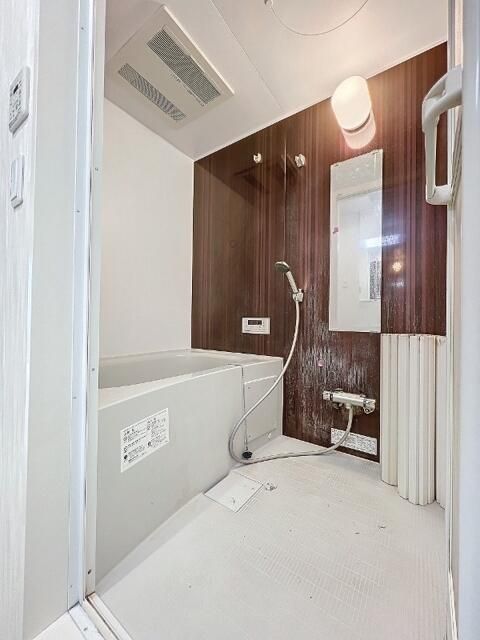 バス・シャワールーム　コンパクトで使いやすいお風呂です