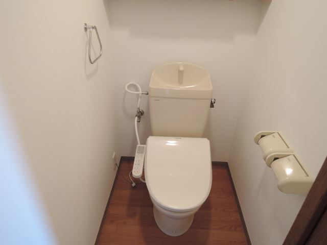 トイレ　温水洗浄便座です。