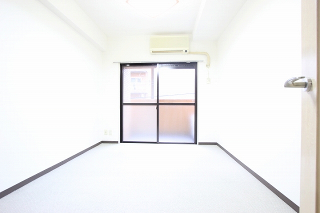 居室・リビング　同物件、別号室のものです。